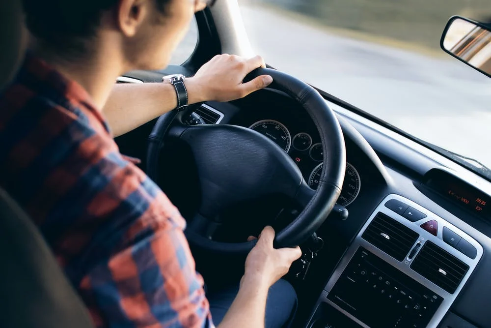 企業間配送の独り立ちに向けて運転姿勢と車両操作を確認する未経験者