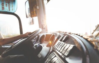 イベント機材輸送の候補車両と運転免許条件を確認する運転席