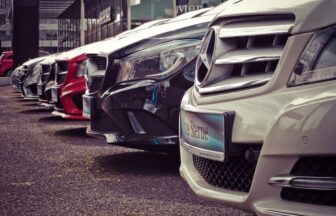 回送対象になり得る複数の乗用車が並ぶ既存写真。特定のレンタカー会社、車両状態又は回送案件を示さない