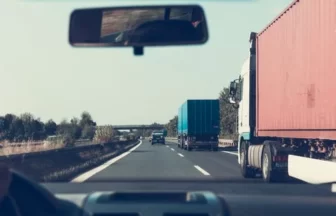 鋼材配送の出庫時刻と荷下ろし予約を運行表で確認するドライバー