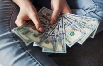 鋼材配送の運行記録と給与明細を照合して収入を確認する担当者