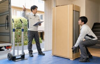 家電配送の荷役負担を台車・階段・二人作業で確認する作業員