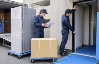 家電配送前に冷蔵庫と洗濯機の搬入経路を測る作業員