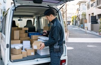 ECラストマイル配送の荷物を車内でスキャンし配達順を確認するドライバー