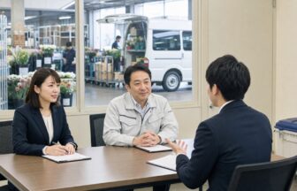 生花配送の面接で仕事内容を質問する応募者と担当者