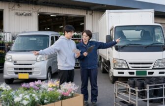 生花配送で軽バンとトラックの免許条件を確認する担当者