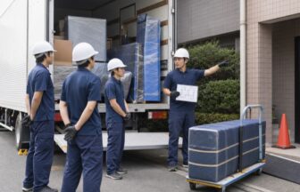 搬入前に経路図と危険箇所を確認する家具配送チーム