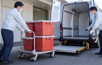密閉容器を台車とリフトで安全に積み込む感染性廃棄物収集運搬担当者
