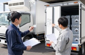 感染性廃棄物収集運搬の許可書類と車両登録を照合する担当者