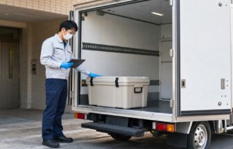 医療機関の搬入口で密閉容器と受渡し記録を確認する感染性廃棄物収集運搬担当者