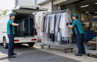 クリーニング集配の衣類ラックを二人で安全に車両へ移動する作業