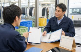 クリーニング集配の面接で仕事内容を質問する応募者と運行担当者