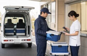 検体輸送の集荷先で密閉容器と受渡し記録を照合する