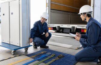 OA機器配送の新人研修で台車・固定具・リフトを確認する研修者