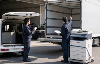 OA機器配送の候補車と必要免許を照合するドライバーと配車担当