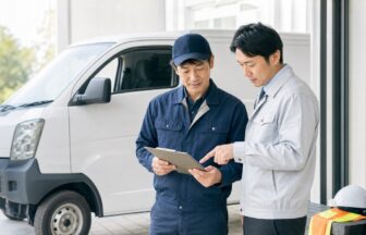 宅配便ドライバーが技能台帳と次の役割候補を担当者と確認する