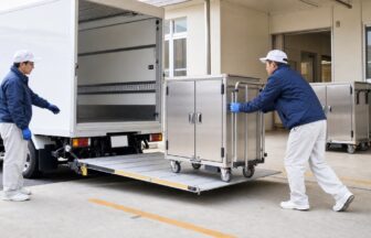 学校給食センターで配送コンテナを二人で安全に扱う運転手と補助員